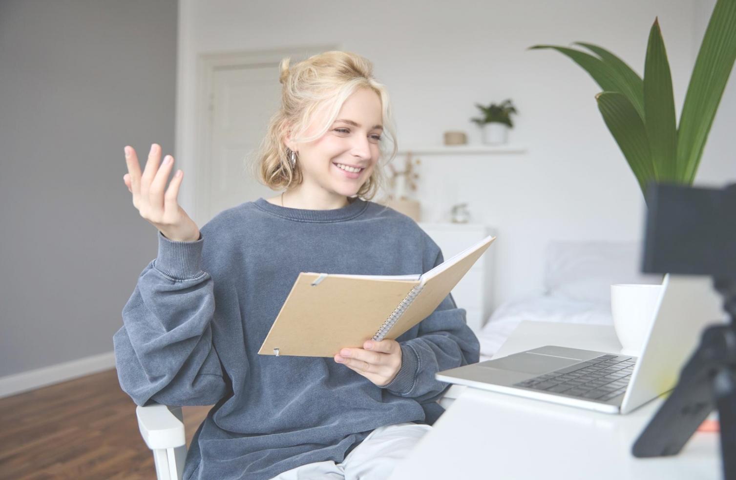 Familie plant gemeinsam das Budget am Küchentisch